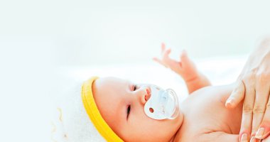 Il est important de rester vigilant sur l’état de la peau de votre nourrisson. Même si votre bébé ne parle pas, son comportement peut être un indice qui vous permettra de savoir s’il ressent une sensation d’inconfort au niveau de sa peau.  Des pleurs réguliers inexplicables et la présence de rougeurs sur la peau peuvent parfois représenter des signes alertants de l’eczéma atopique du nourrisson.