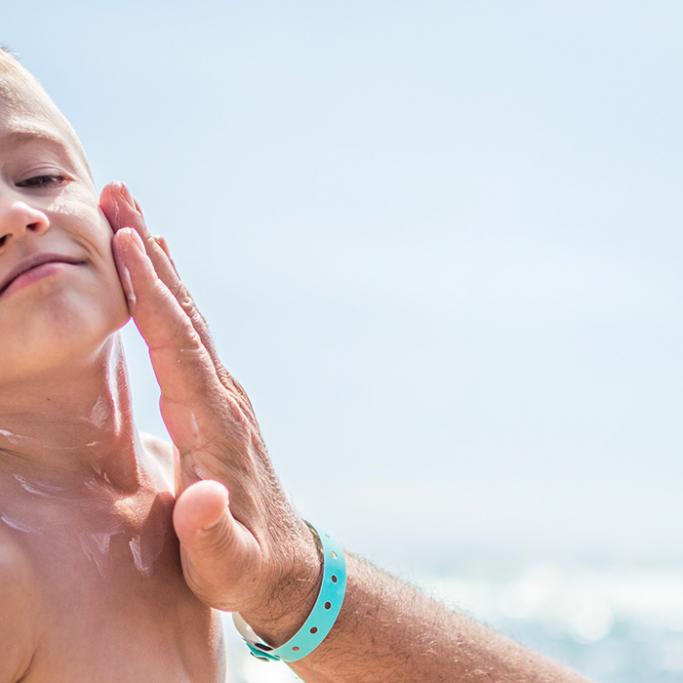 Teint hâlé, effet positif sur le moral, bien-être…ce sont souvent les principaux bienfaits que l’on attribue au soleil et à sa chaleur.