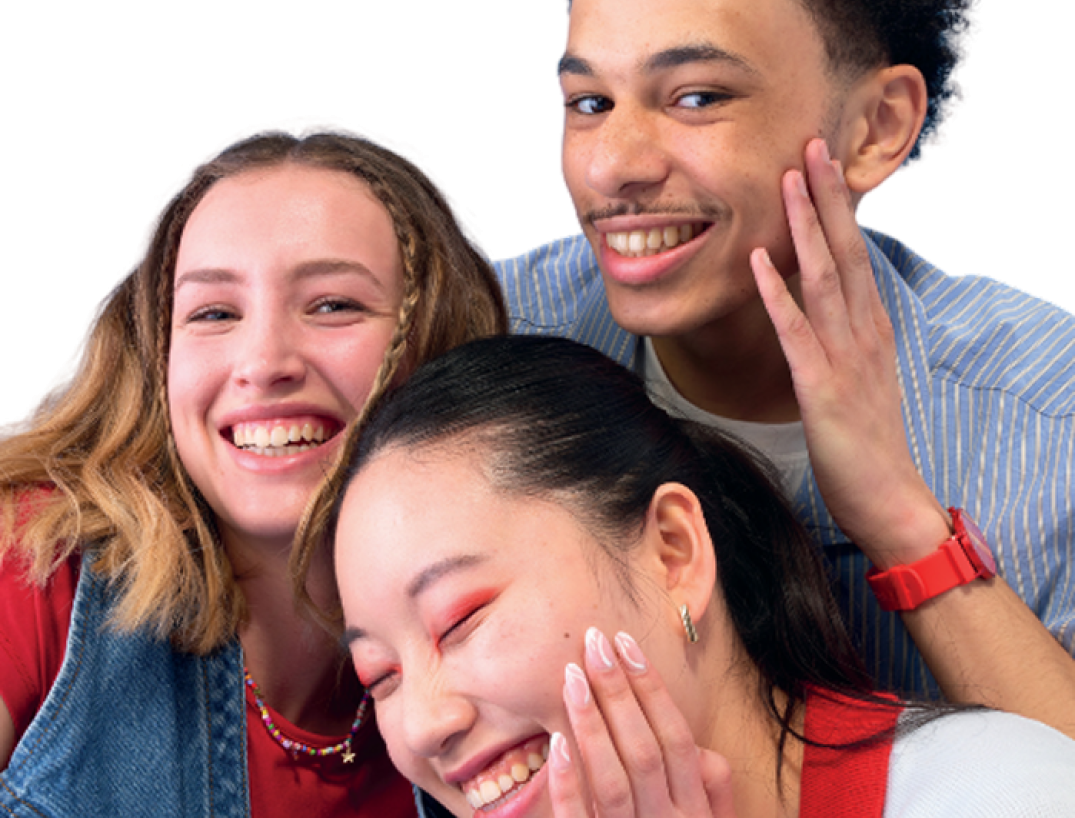 Trois personnes se touchant la joue