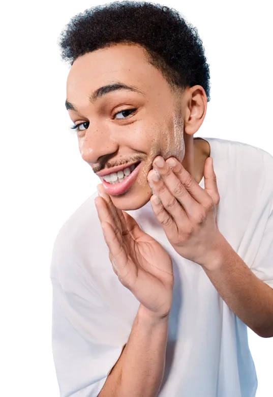 Jeune homme se nettoyant le visage