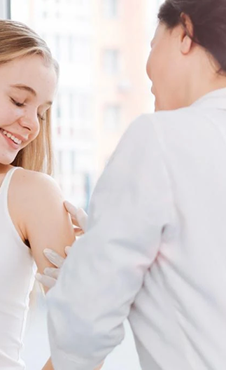 docteure auscultant une femme à l'épaule gauche