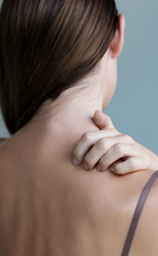 femme se grattant le dos